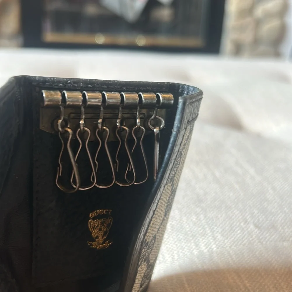 Gucci monogram present